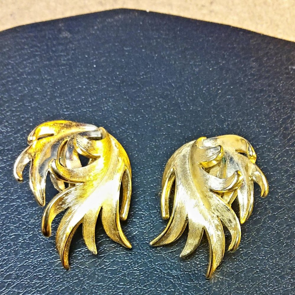 Vintage Trifari Clip On Earrings Gold